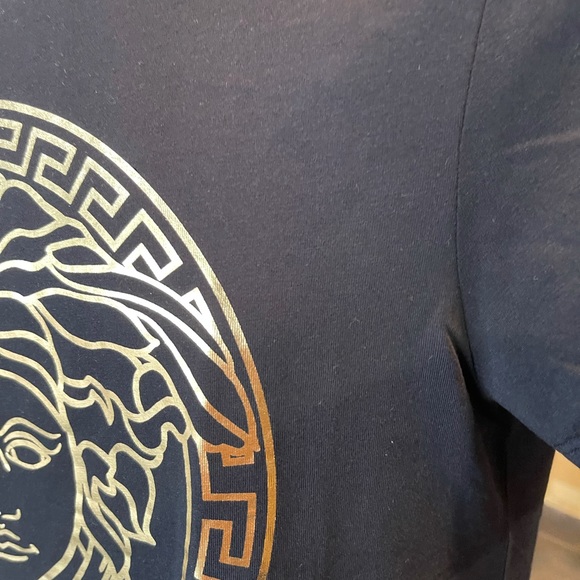 Small Versace t shirt - Picture 7 of 9